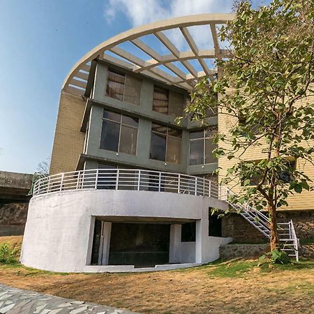 Stayvista'S Elevar Villa - Elevate Your Stay With A Mountain-View, Terrace & Plunge Pool Karjat Kültér fotó